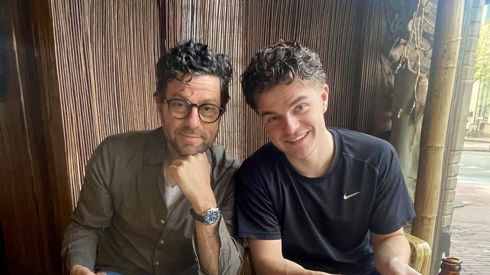 John Sijmonsbergen met zijn zoon op een terras